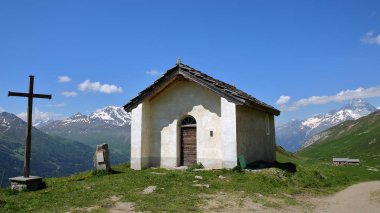 Vanoise, Fransa - 24 Haziran 2016: Arka planda, Kuzey Alpler Zirvesi (La Dent Parrache) St Antoine Şapel