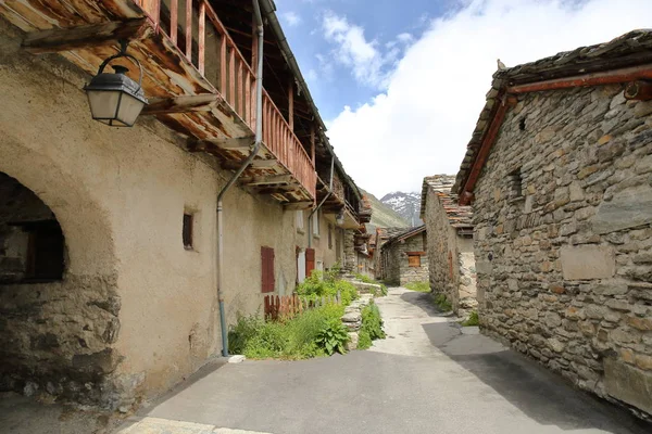 Bonneval-Sur-Arc, Frankrijk: een smal straatje in het dorp in Vanoise National Park, noordelijke Alpen — Stockfoto