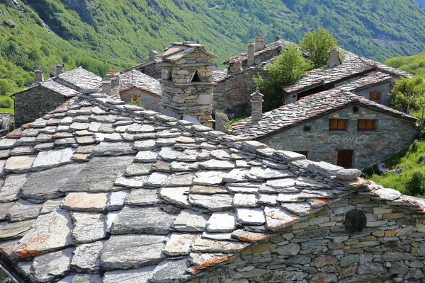 Vanoise, Frankrijk - 20 juni 2016: De daken van het gehucht L'Ecot, Bonneval-sur-Arc, noordelijke Alpen — Stockfoto