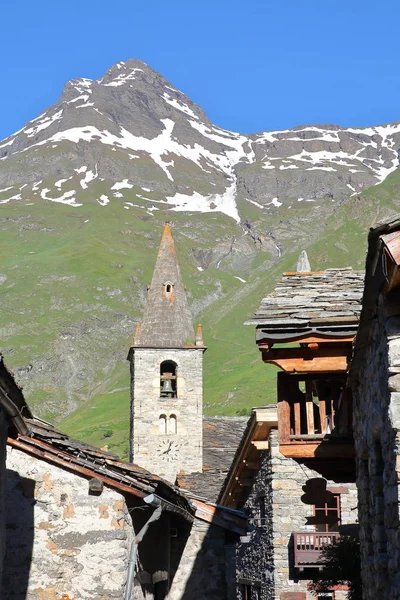 Bonneval-Sur-Arc, Frankrijk: De kerk en traditionele huizen in Vanoise National Park, noordelijke Alpen — Stockfoto
