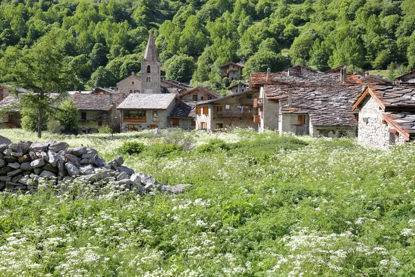 Bonneval-Sur-Arc, Frankrijk: De kerk en traditionele huizen in Vanoise National Park, noordelijke Alpen — Stockfoto