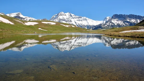 Vanoise, France: Se fyra toppmöten (Rechasse, Grande Casse, Grande Motte och Pierre Brune) från en sjö i norra Alperna — Stockfoto