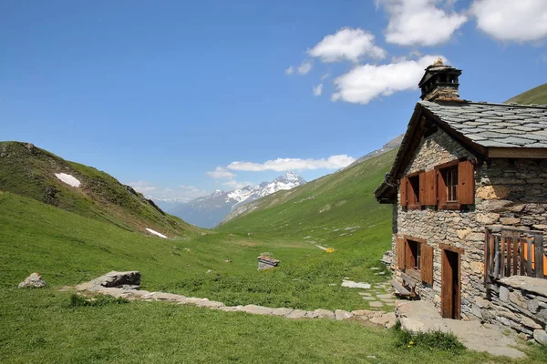 VANOISE, FRANÇA - JUNHO 24, 2016: O refúgio de Vallonbrun com um cume (La Dent Parrache) ao fundo, Alpes do Norte — Fotografia de Stock