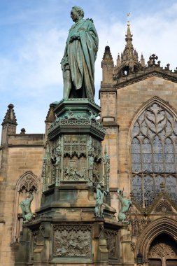 Edinburgh, İskoçya: Royal Mile üzerinde ön planda Buccleuch Dükü (Walter Scott) heykeli St Giles Katedrali (yüksek Kirk of Edinburgh)