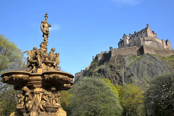 EDINBURGH, SCOTLAND: The Ross fountain in Princes Street Gardens with the Edinburgh Castle in the background — Stock Photo, Image