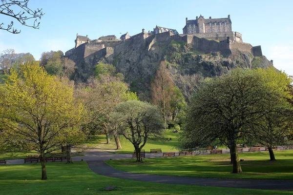 Edinburgh, Schotland: Uitzicht op Edinburgh Castle en Princes Street Gardens met lente kleuren — Stockfoto