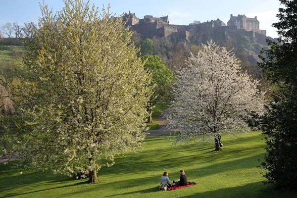 EDINBURGH, SCOTLAND - MAY 8, 2016: View of Edinburgh Castle and Princes Street Gardens with spring colors — Stock Photo, Image