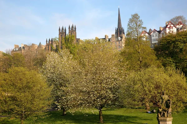 EDINBURGH, SCOTLAND: View of Princes Street Gardens with spring colors (Genius of Architecture Statue in the foreground) — Stock Photo, Image