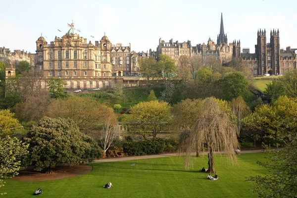 EDINBURGH, SCOTLAND - MAY 8, 2016: View of Princes Street Gardens with spring colors (The Assembly Hall in background) — Stock Photo, Image