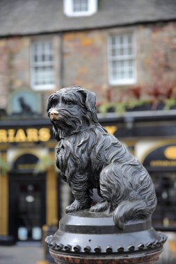 Edinburgh, İskoçya - 6 Mayıs 2016: Heykel, Greyfriars Bobby ile bir pub içinde belgili tanımlık geçmiş