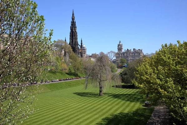 EDINBURGH, SCOTLAND: Spring colors in Princes Street Gardens with Scott Monument and Balmoral Hotel in the background — Stock Photo, Image
