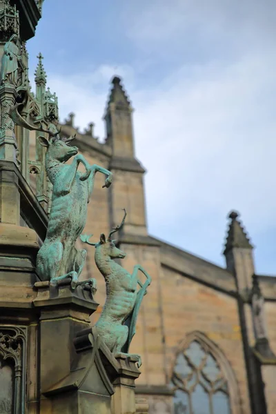 EDINBURGH, SCOTLAND: St. Giles Cathedral (High Kirk of Edinburgh) with Duke of Buccleuch (Walter Scott) Statue in the foreground on Royal Mile — Stock Photo, Image