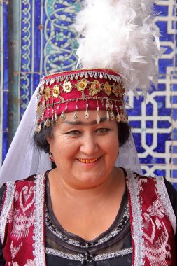 Hiva, Özbekistan - 4 Mayıs 2011: Geleneksel olarak Özbekçe kadın Tosh Hovli Sarayı'nda poz giyinmiş 