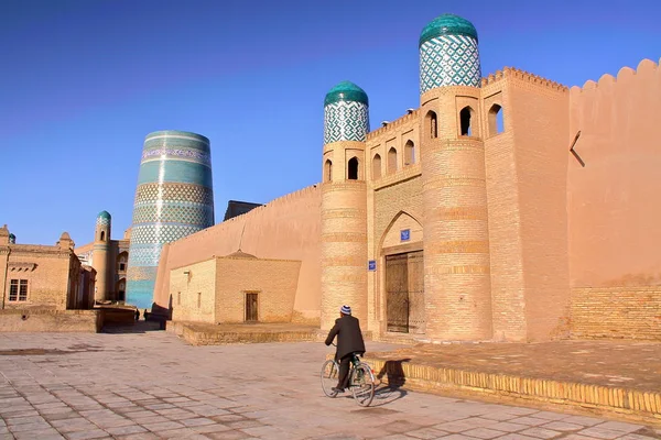 KHIVA, UZBEKISTÁN: El Arca del Rey y el Minarete Menor de Kalta en el casco antiguo de Khiva —  Fotos de Stock