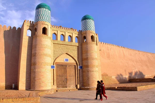 KHIVA, UZBEKISTÁN: Entrada al Arca de Kjalá en el casco antiguo de Khiva —  Fotos de Stock