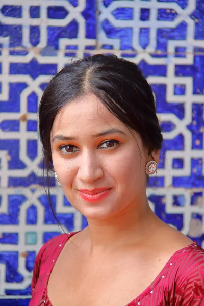 KHIVA, UZBEKISTAN - MAY 4, 2011: Portrait of a beautiful Uzbek young woman at Tosh Hovli palace — Stock Photo, Image