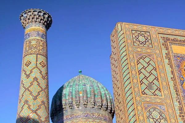 SAMARKAND, UZBEKISTAN: Dettaglio architettonico delle Madrasas al Registan — Foto Stock