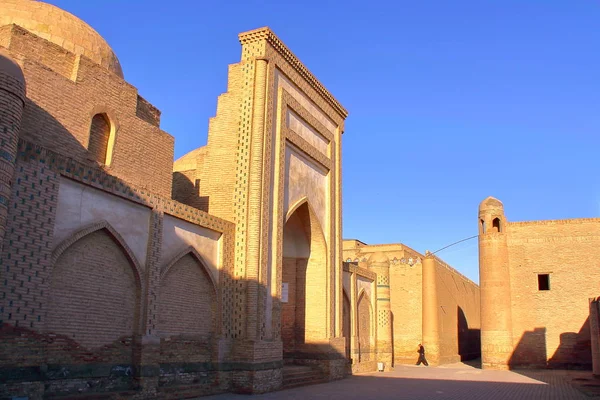 KHIVA, UZBEKISTÁN: arquitectura tradicional dentro del casco antiguo de Khiva —  Fotos de Stock