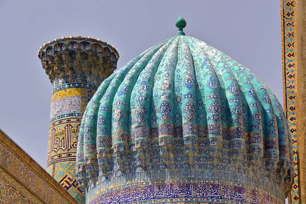 Samarkand, Oezbekistan: Architectonische details van een koepel op het Registan — Stockfoto