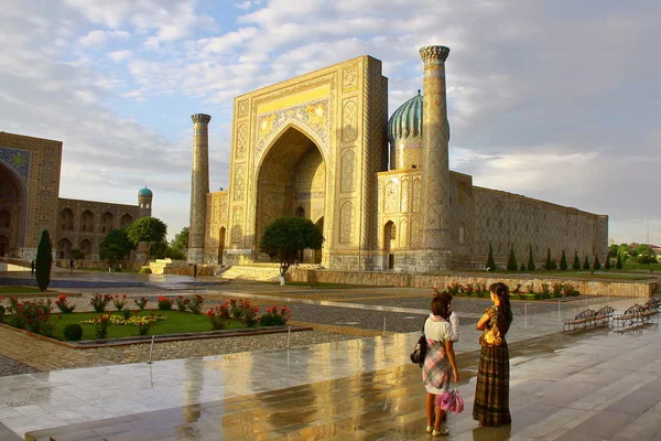 Samarkand, Uzbekistan - 18 maj, 2011: The Registan efter regnet i solnedgången — Stockfoto
