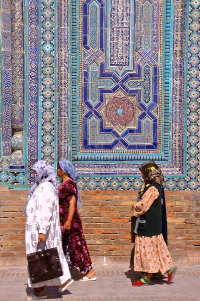 SAMARCÂNDIA, UZBEQUISTÃO - 20 DE MAIO DE 2011: Detalhe arquitetônico no Shah-i-Zinda com mulheres uzbeques tradicionalmente vestidas — Fotografia de Stock