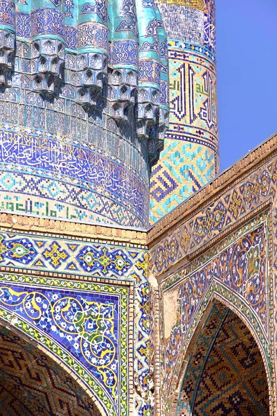 SAMARKAND, UZBEKISTAN: Dettaglio architettonico di una Madrasa al Registan — Foto Stock