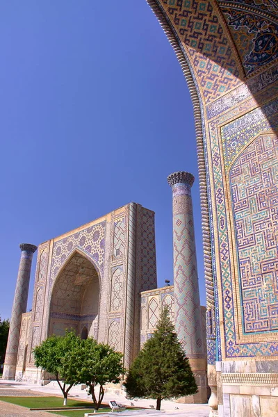 SAMARKAND, UZBEKISTAN: Il Registan con i dettagli architettonici di una madrasa in primo piano — Foto Stock