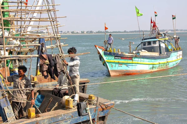 DIU, ÍNDIA - JANEIRO 9, 2014: Barcos de pesca na Ilha de Diu — Fotografia de Stock