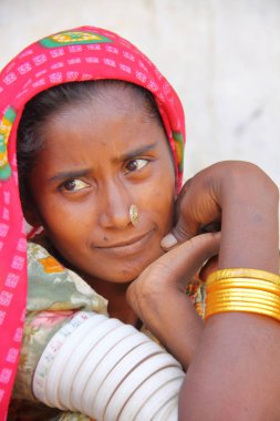 Nirona, Gujarat, Hindistan - 19 Aralık 2013: Nirona, köy Bhuj yakınındaki bir kadından portresi