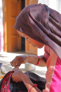 Sumrasar, Gujarat, Hindistan - 19 Aralık 2013: Sumrasar, yerel köyü yakınlarında Bhuj geleneksel nakış