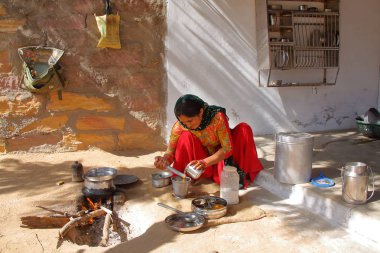 Sumrasar, Gujarat, Hindistan - 19 Aralık 2013: Sumrasar, yerel Köyü Bhuj yakınlarında bir evde avlusunda thali (Hint yemekleri) hazırlama kadın