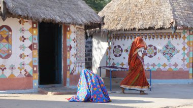Gujarat, Hindistan: Bhuj yakınındaki yerel bir kasabada geleneksel evleri (Bhungas)