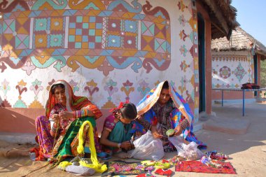 Gujarat, Hindistan - 20 Aralık 2013: Tribal kadınlar evlerinde (Bhunga) yerel Θοδωρής Bhuj önünde