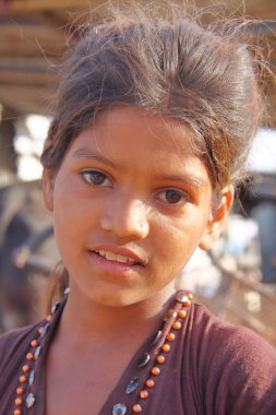 Bhuj, Gujarat, Hindistan - 20 Aralık 2013: Küçük bir kız portresi 