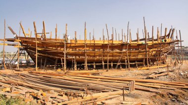 Mandvi, Gujarat, Hindistan - 21 Aralık 2013: Geleneksel ahşap Dhow yapı