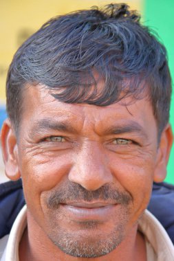 Bhuj, Gujarat, Hindistan - 22 Aralık 2013: Gözleri açık olan bir Gujarati adam portresi