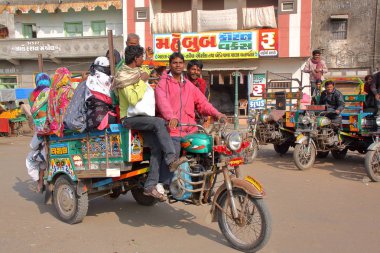 Yazıyorlardı, Gujarat, Hindistan - 24 Aralık 2013: Chakda (Gujarati toplu taşıma) 