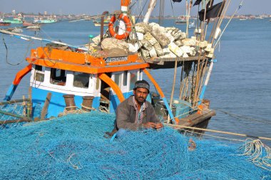 Dwarka, Gujarat, Hindistan - 26 Aralık 2013: bahis Dwarka ada Dwarka onun Balık ağı üzerinde çalışan balıkçı
