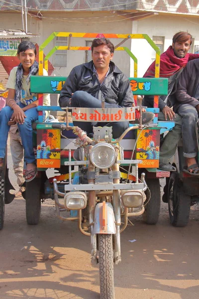 Yazıyorlardı, Gujarat, Hindistan - 24 Aralık 2013: Chakda (Gujarati toplu taşıma) — Stok fotoğraf