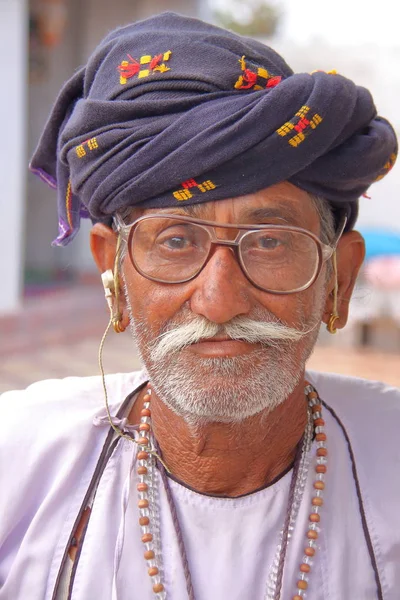 Palitana, gujarat, india - 3. Januar 2014: Porträt eines rabari-Mannes — Stockfoto