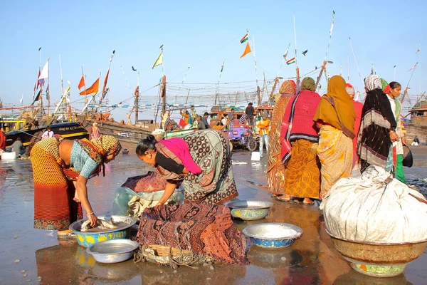 Diu, インド - 2014 年 1 月 8 日: 女性の Diu 島 Vanakbara 漁港で販売の魚を準備します。 — ストック写真