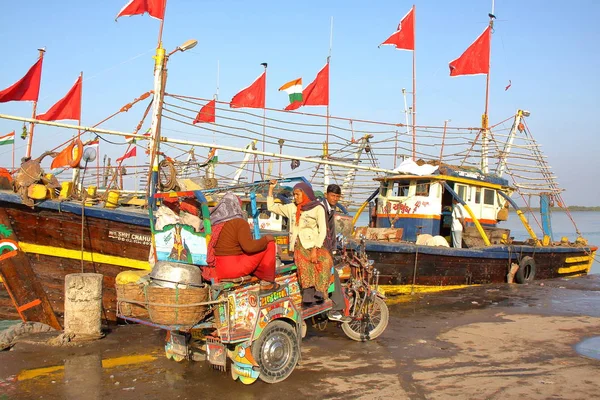 DIU, INDIA - 9 DE ENERO DE 2014: Puerto pesquero de Vanakbara en la isla Diu — Foto de Stock