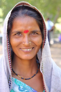 Modhera, Gujarat, Hindistan - 17 Aralık 2013: Güneş Tapınağı'nda güzel bir kadın portresi