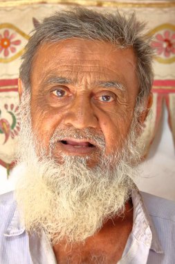 Nirona, Gujarat, Hindistan - 19 Aralık 2013: Nirona, yerel köyü yakınlarında Bhuj yerel bir usta portre