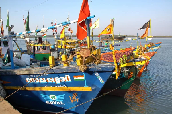 DIU, INDIA - 9 DE ENERO DE 2014: Coloridos barcos de pesca en el puerto pesquero de Vanakbara en la isla de Diu — Foto de Stock