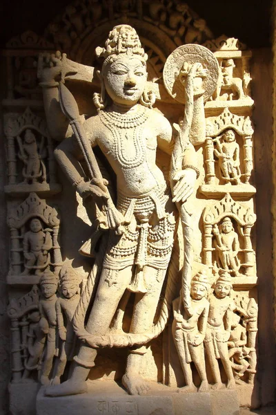 PATAN, GUJARAT, INDE : Rani ki Vav stepwell avec des sculptures ornées sur les murs — Photo