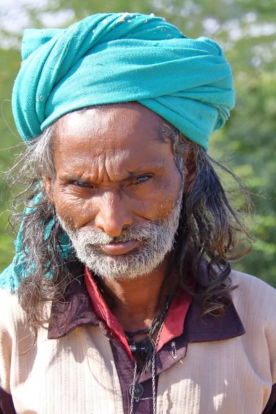 NIRONA, GUJARAT, INDIA - 19 DE DICIEMBRE DE 2013: Retrato de un hombre local en Nirona, pueblo local cerca de Bhuj — Foto de Stock