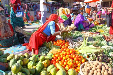 Diu, Hindistan - 7 Ocak 2014: Renkli gıda pazarının Diu Island