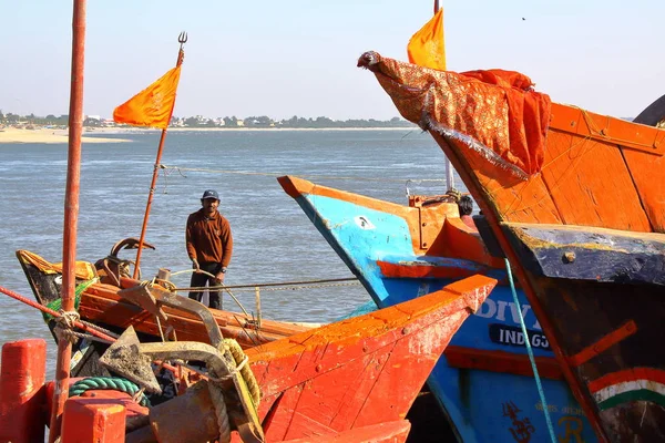 DIU, ÍNDIA - JANEIRO 7, 2014: Barcos de pesca coloridos em um porto de pesca na Ilha de Diu — Fotografia de Stock