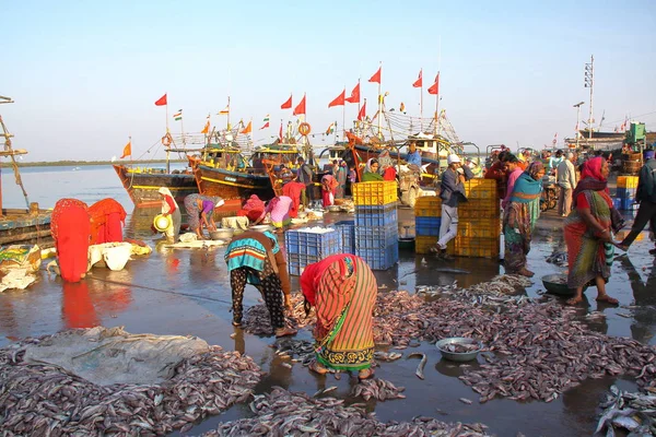 DIU, INDIA - 9 DE ENERO DE 2014: Puerto pesquero de Vanakbara en la isla Diu — Foto de Stock